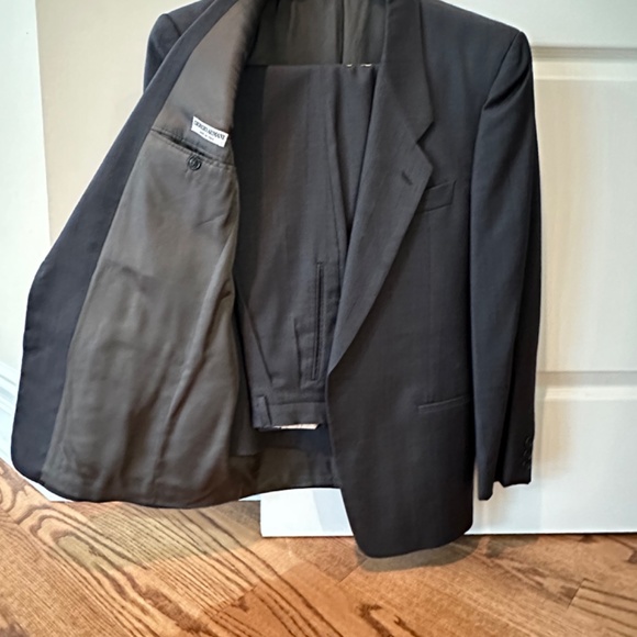Giorgio Armani suits. Made in Italy. Fine Italian wool. 6 colors and styles. - Picture 6 of 16
